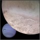 Triton et Neptune en arrière plan